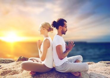 Frau und Mann Meditation